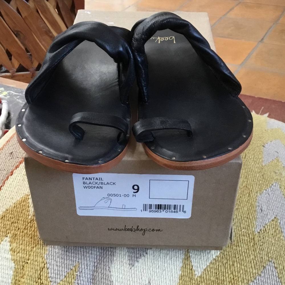 NIB Beek Fantail Black Toe Ring Sandals